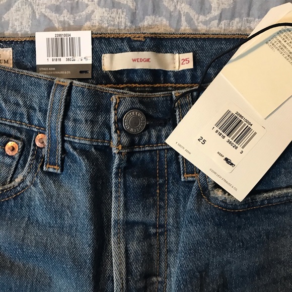 Brand New Levi’s - Wedgie High Rise - Sz 25 NWT - Picture 1 of 4
